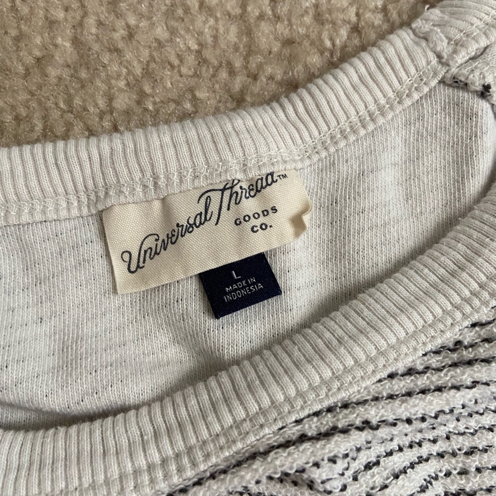 Universal Threads Pullover - Picture 2 of 3